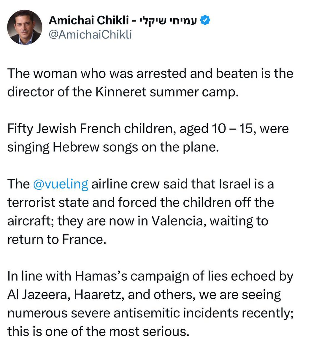 GENGIS9999's tweet image. Le ministre Amichai Chikli a posté :
La femme arrêtée et battue est la directrice du camp d'été de Kinneret.
Cinquante enfants juifs français, âgés de 10 à 15 ans, chantaient des chants en hébreu dans l'avion.
L'équipage de la compagnie aérienne @vueling a déclaré qu'Israël…