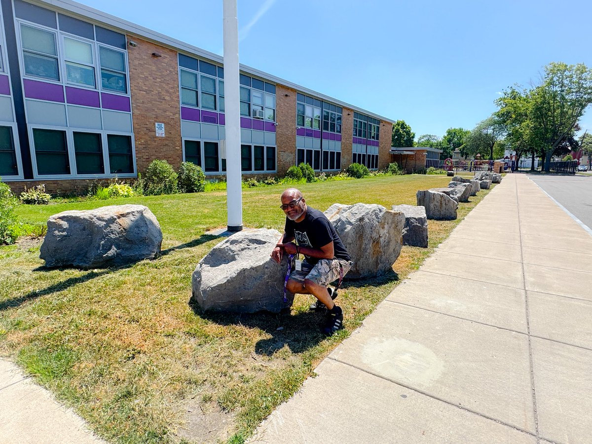 jacobscott101's tweet image. Stopped by School 25 today and ran into Mr. West, our amazing Head Custodial Engineer. The building looks incredible—you could eat off the floors! His passion for his work and love for RCSD shine through in every hallway. Grateful for leaders like him! @RCSDNYS @RCSDsch25