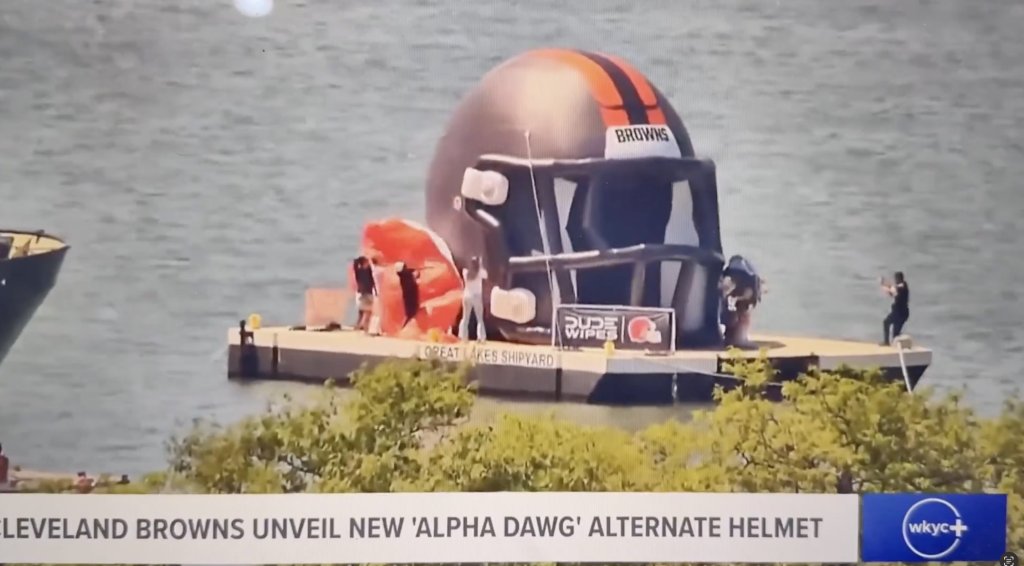 fangsbites's tweet image. Cleveland Browns’ alternate helmet reveal turns into metaphor as videographer falls into lake dlvr.it/TM4kvr