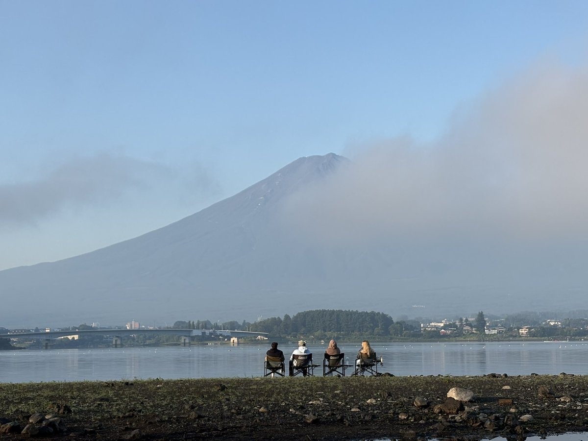 朝、富士山と座す