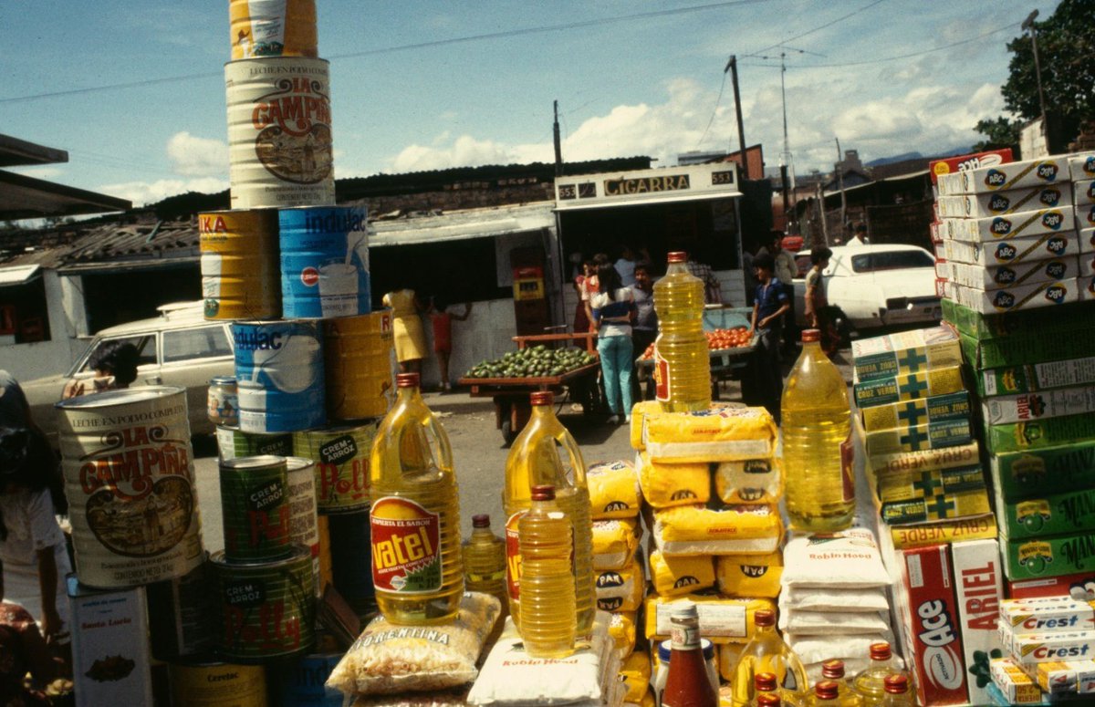 DALL97m's tweet image. CARACAS, VENEZUELA, 1987, Productos alimenticios de contrabando incautados en la frontera con Colombia.