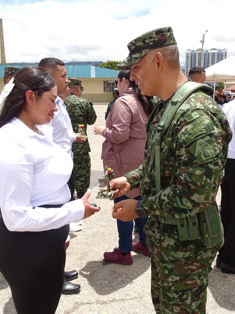 Ejercito_Div5's tweet image. En el Cantón Militar Gustavo Rojas Pinilla Tunja #Boyacá se realizó la ceremonia de licenciamiento de soldados pertenecientes a los Batallónes de Apoyo y Servicio para el Combate N° 1 Cacique Tundama y de Infanteria N° 1 General Simón Bolivar #PrimeraBrigada .
Agradecemos a…
