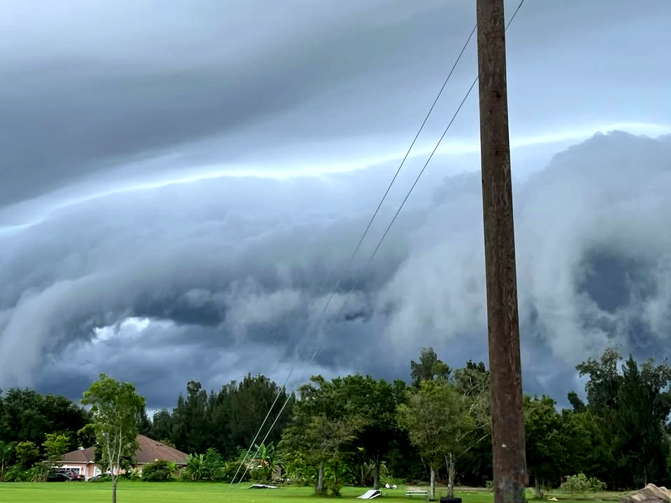 Freaky looking clouds this afternoon in Southwest Florida during strong  storms. This was a shelf cloud that blew by Gateway, Lehigh Acres,  Buckingham and Alva! @WINKNews