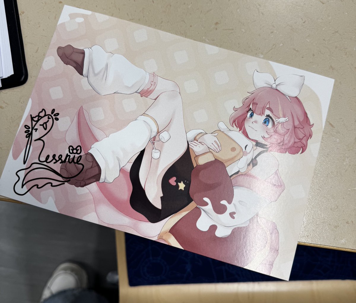 Ressniee's tweet image. Screaming Crying and throwing up!!
Seeing my print at a meet and greet booth really made me emotional today !! Like “hey mom. I made it” kinda moment.
Actually called my mom and she was so proud of me ❤️
Can’t wait to see you all during the con! Please say hi ! I don’t bite