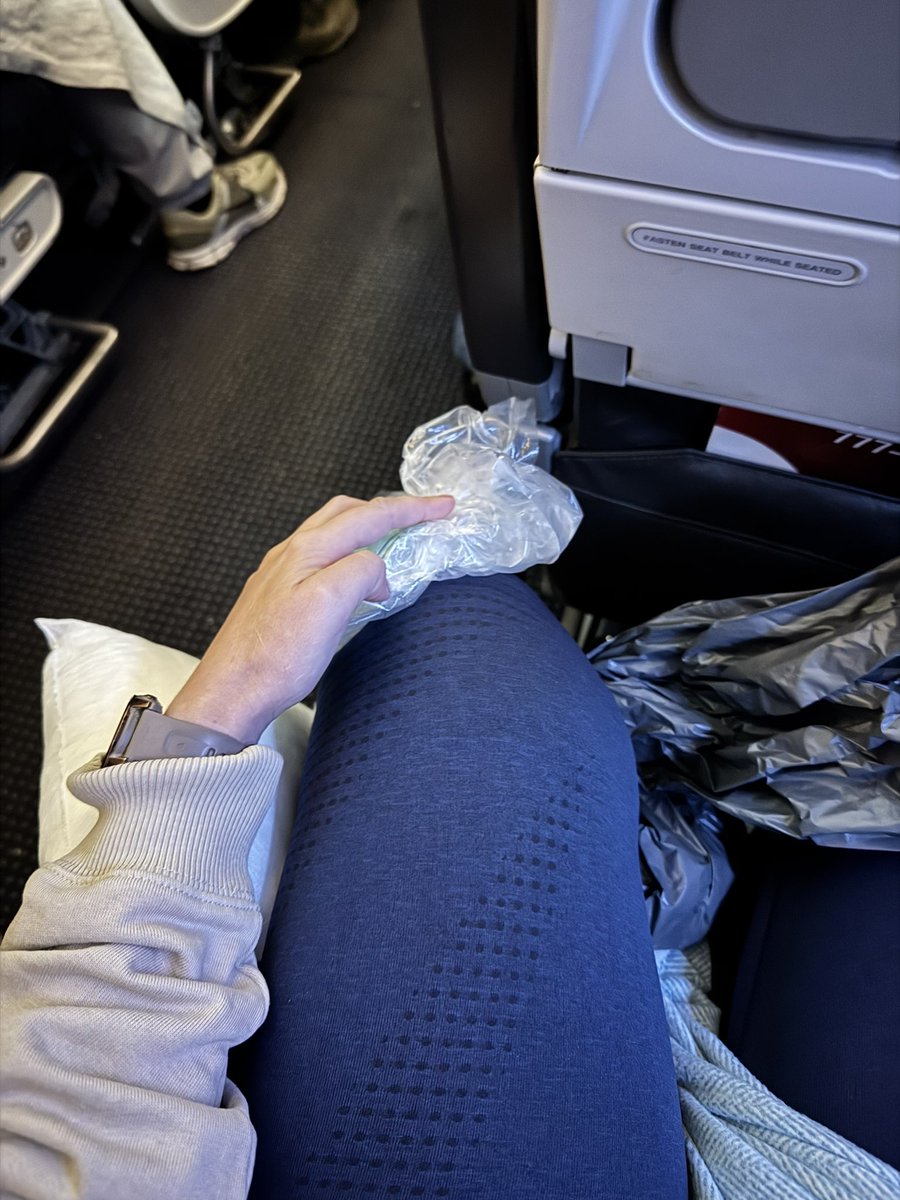 Jenny_SparksJoy's tweet image. Welcome to Miami ๐บ๐ธ๐โ๏ธโฑ๏ธ๐๏ธ
Was a slightly different flight experience.
Might need a (kn)EE category now @coldplay ๐ฌ
Proper Miami picture to follow ๐คฃ