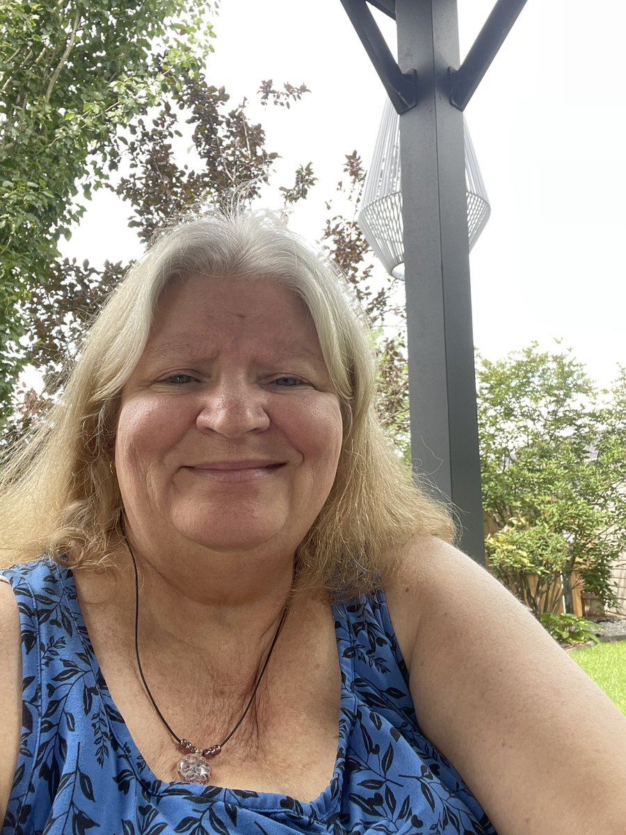 Birdhouse7S's tweet image. Arrived safely at the Airport and already here in Calgary. Off to visit a Twitter friend then a bbq with my sister.