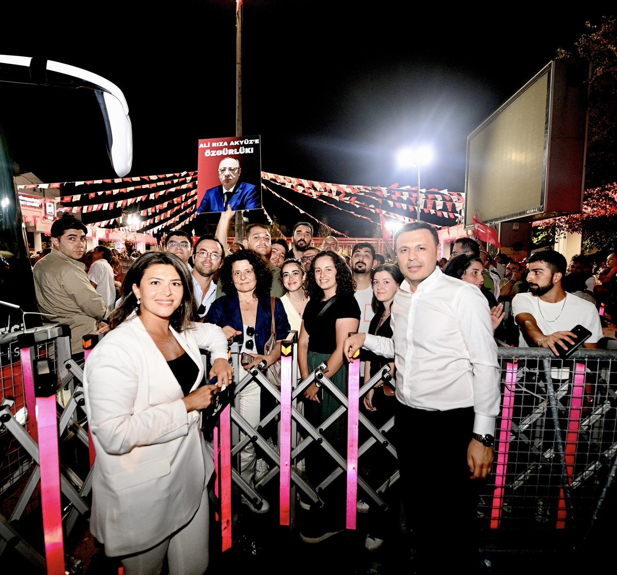 Bakırköy’den yükselen gür sesimizle; adalet, özgürlük ve demokrasi talebimizi bir kez daha haykırdık!

Cumhurbaşkanı Adayımız Ekrem İmamoğlu ve tüm yol arkadaşlarımıza özgürlük için, Genel Başkanımız Özgür Özel’in öncülüğünde bir aradaydık.

Her geçen gün daha güçlü, her geçen