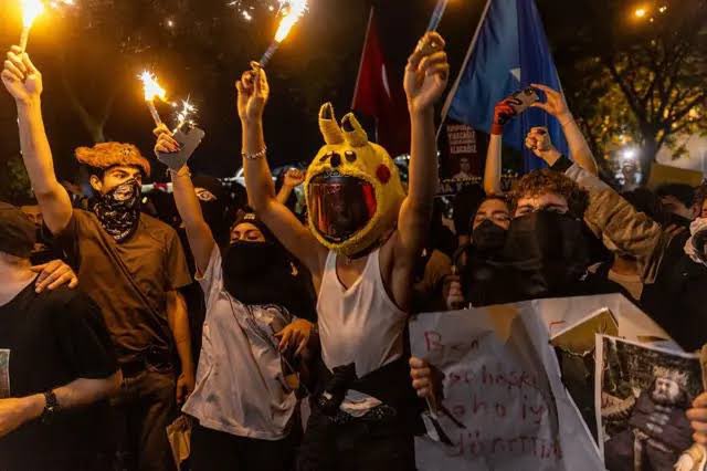 Saraçhane 100. gün protestolarında tutuklanan 13 genç, kötü koşullarda kaldıkları cezaevinden mesaj gönderdi:

"Bizi unutmayın."