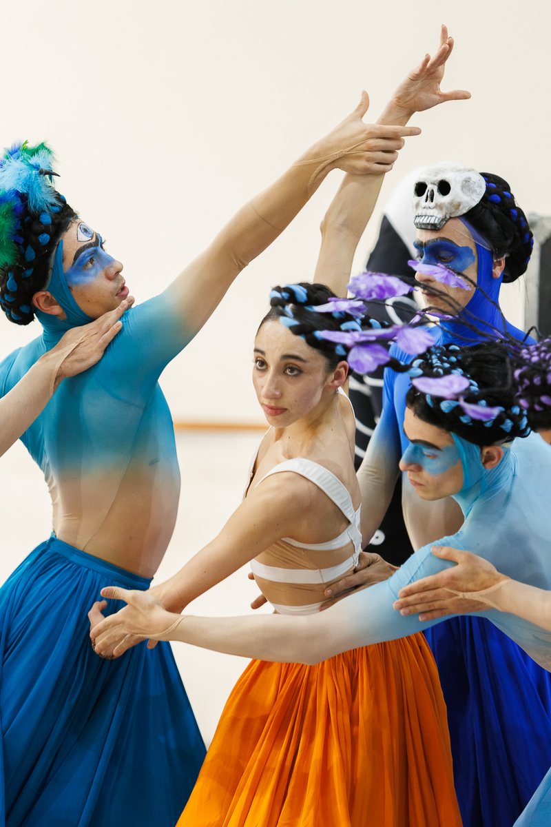 MunicipaldeStgo's tweet image. El Ballet de Santiago se prepara para “Frida”💐🩰
La compañía continúa su preparación para el estreno latinomericano de esta creación de Annabelle Lopez Ochoa.
📅Del 26 de julio al 2 de agosto
🎫Entradas en municipal.cl