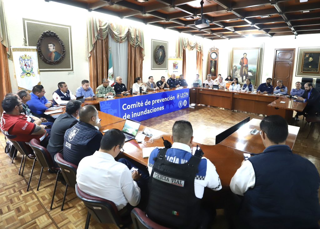 Seguimos protegiendo lo más importante de León: sus familias. 🤝🏼

Hoy llevamos a cabo la reunión del Comité de Prevención de Inundaciones, donde nos coordinamos con:

✅ SEDENA.
✅ Fiscalía General del Estado de Guanajuato.
✅ Fuerzas de Seguridad Pública del Estado
✅ Secretaría