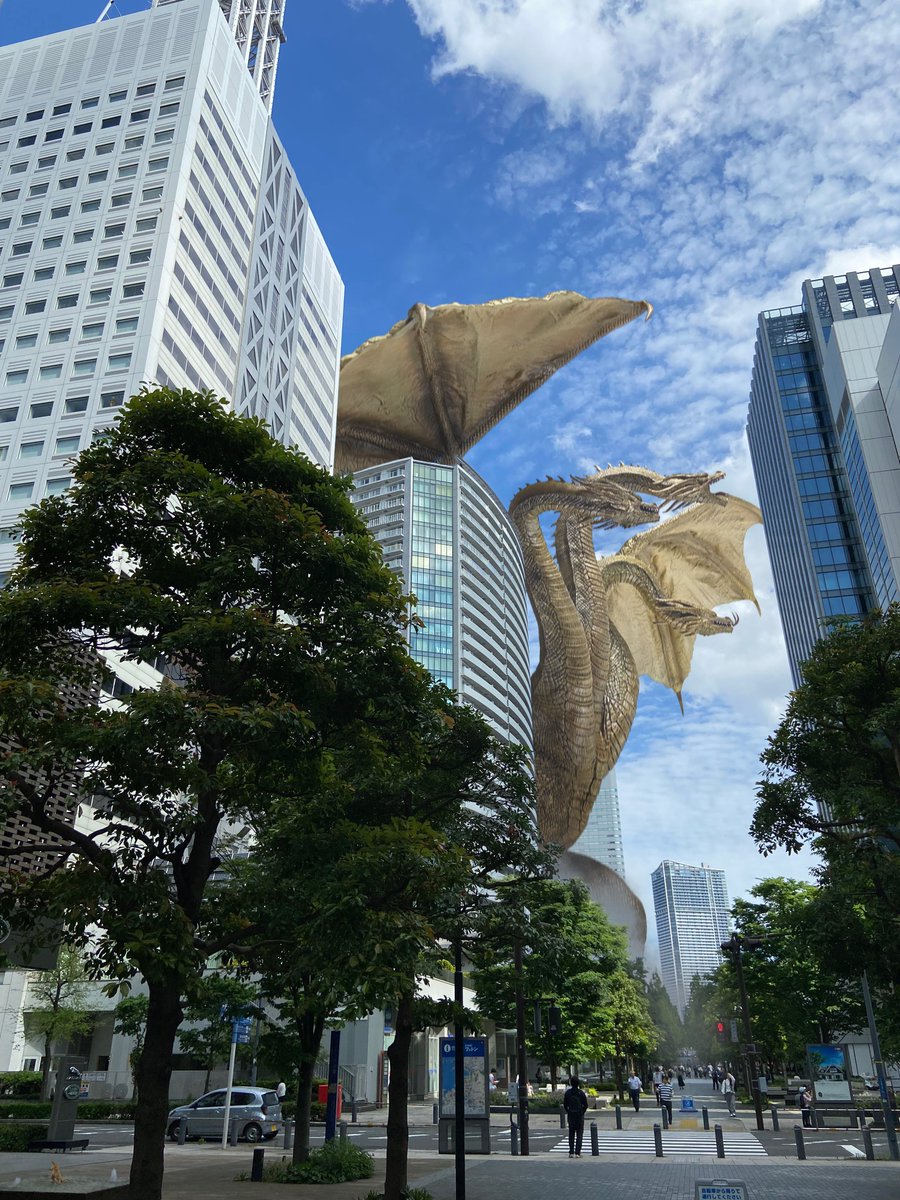 daikaizyuphoton's tweet image. 雷鳴凄いから雷雲でも近づいてるのかと思ったらギドラいた⚡️
