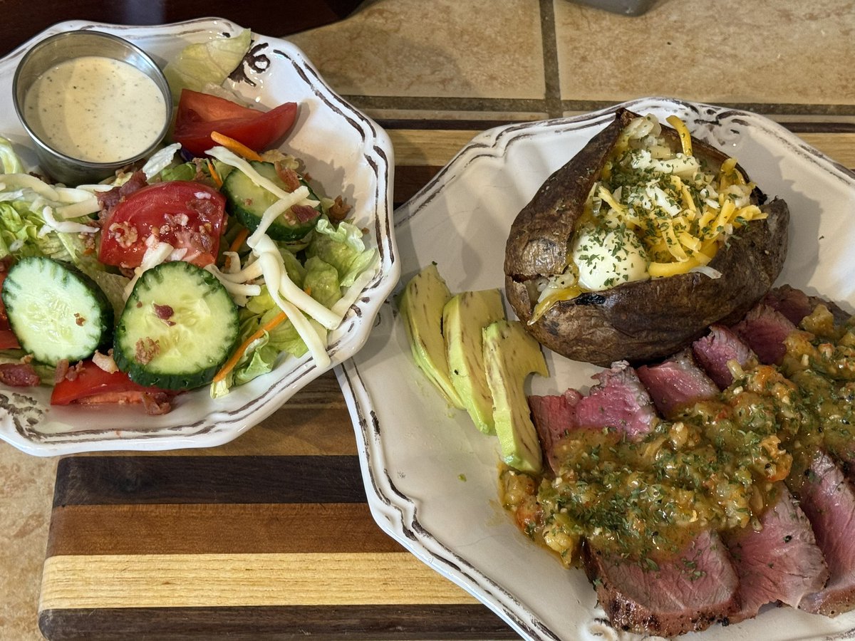 Robs_Hunt's tweet image. Tomahawk steak. Went for blue rare. Added a little Cajun chimichurri (crawfish etouffee) to it. Baked potato, salad with homemade ranch dressing . 21 days aged using @ScottRo83866595 method
C’est Bon!
@DadsSeasonings Cajun
@FireHatchRubs Cattle Crust
@CasaMSpice Kickstart