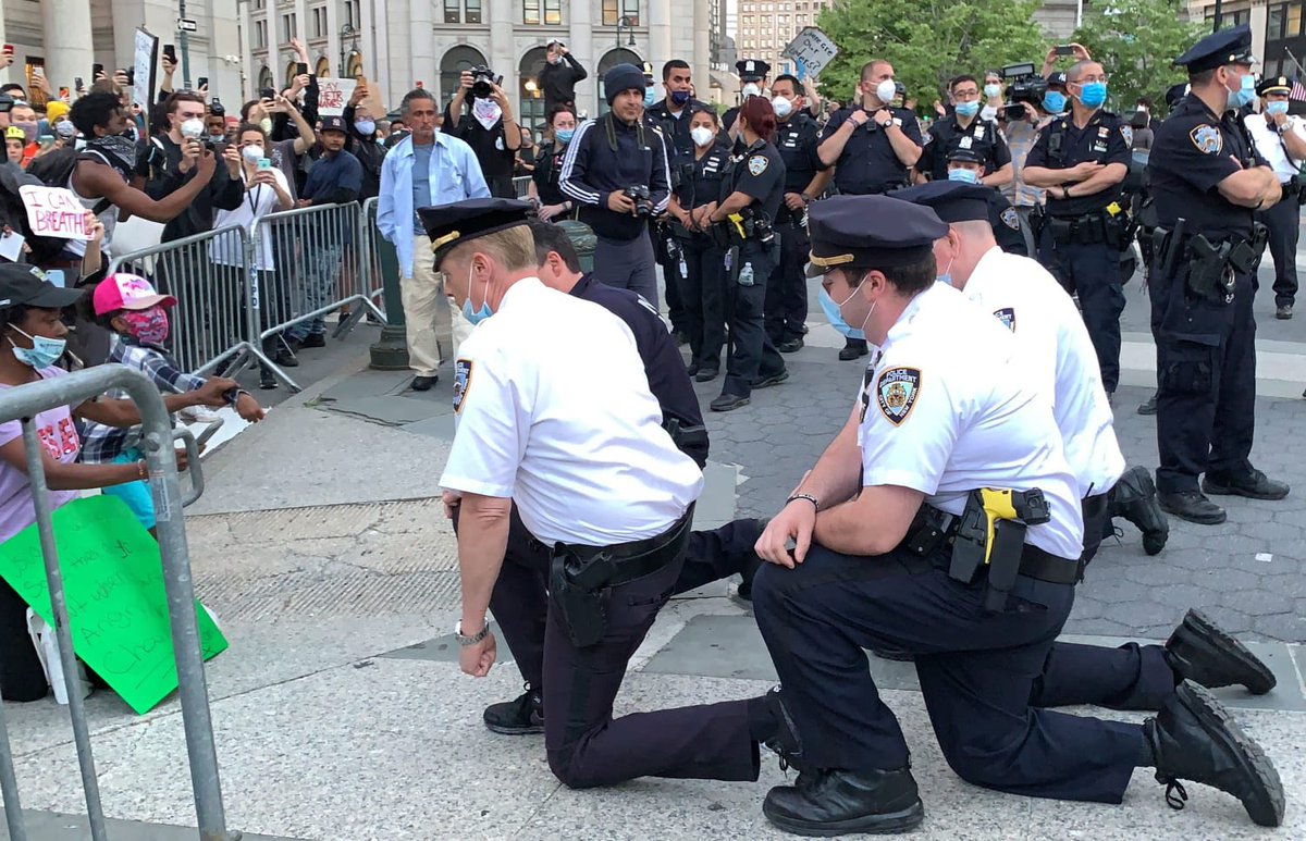 policelawnews's tweet image. The easiest way for “police influencers” to gain followers, get views & make 💰
1. Dramatically criticize an obviously “bad” police shooting/case.
2. Pretend that you are the ONLY ONE trying to combat “bad apples” in policing.
3. Never, ever assign any blame to the suspect.