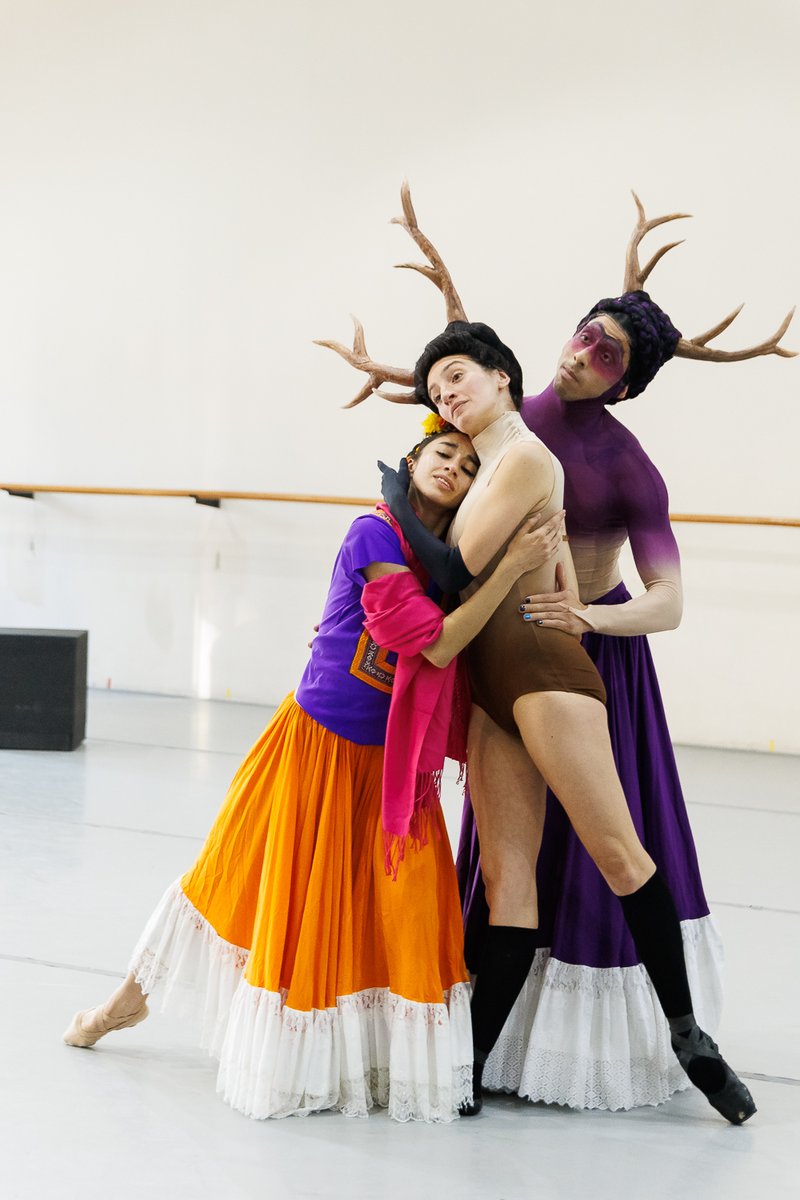 MunicipaldeStgo's tweet image. El Ballet de Santiago se prepara para “Frida”💐🩰
La compañía continúa su preparación para el estreno latinomericano de esta creación de Annabelle Lopez Ochoa.
📅Del 26 de julio al 2 de agosto
🎫Entradas en municipal.cl