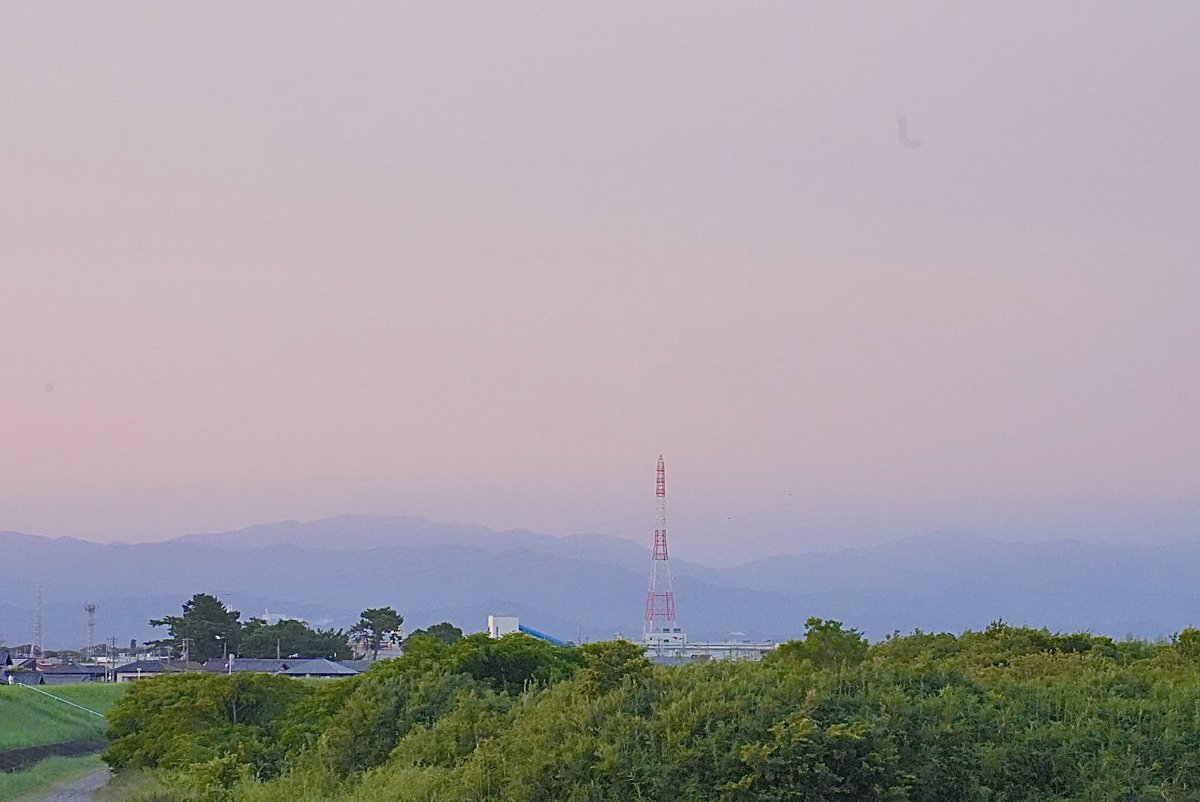 soracosorairo's tweet image. おはようございます🐓☀️´-

朝から昨日のマジックアワーw

陽は沈み
西の空は焼け
振り返れば淡いグラデな空
見る方角によって
いろんな色彩の空
霞む山の美しさに見惚れて
この日頑張った疲れた体と心が癒された

さてさて♬.*ﾟ

今日もいい日になりますように(*ˊ꒳ˋ*)

#α7CII