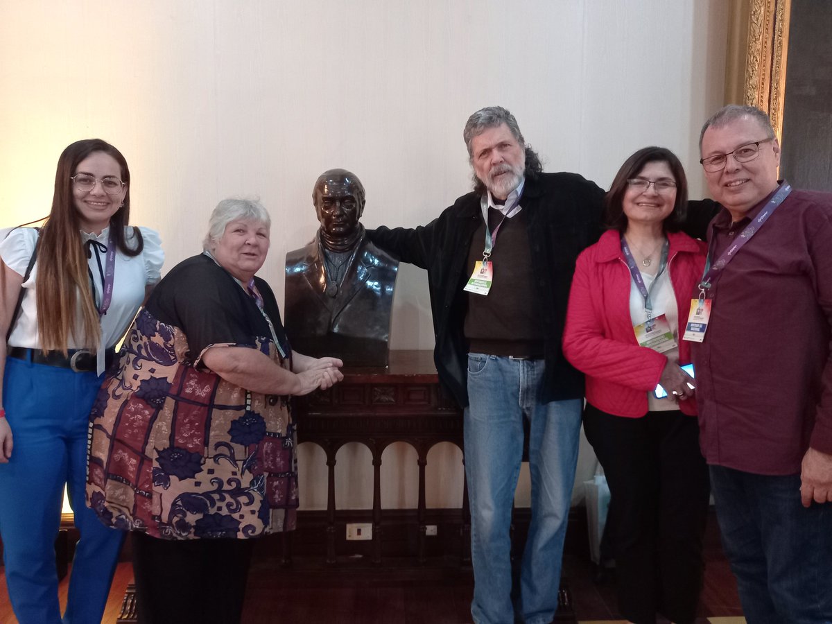 En Caracas, junto a un busto de Andrés Bello, con Tania, Aleidita, Wafica y Raúl. #NoAlFascismo