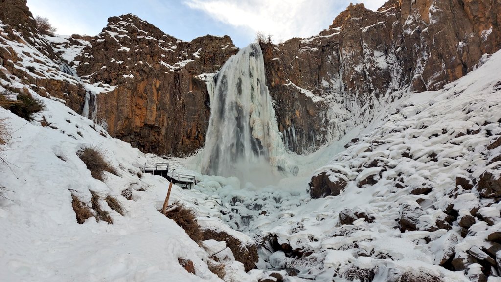 turisargentina's tweet image. Durante el invierno también es un placer disfrutar y contemplar de la cascada La Fragua. 🙌✨🇦🇷💙
Ubicada en la localidad de Manzano Amargo es una de las bellezas del Norte Neuquino.
Fotos y video de @NicoFuentes14 😃