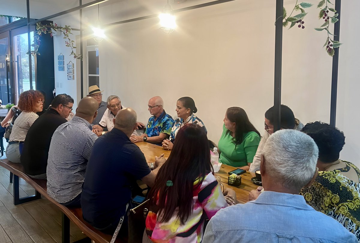 Durante la tarde de hoy, compartí un valioso encuentro con líderes de base de fe y compañeros legisladores municipales de nuestro pueblo. Fue una oportunidad enriquecedora para intercambiar ideas, reflexionar sobre el presente y fortalecer la visión que nos une en nuestra agenda.