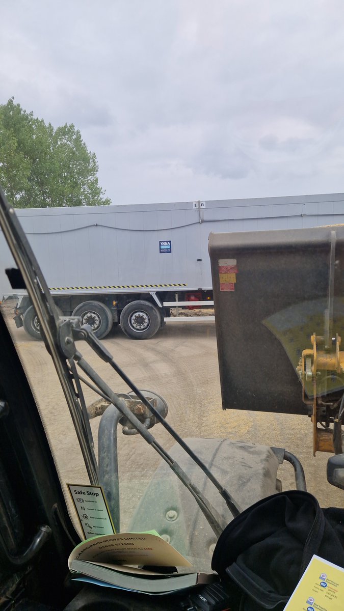 bencm305's tweet image. Another big combining day, Spring oats this time.
Good to see this YANA sticker on one of the wagons I loaded today 💪