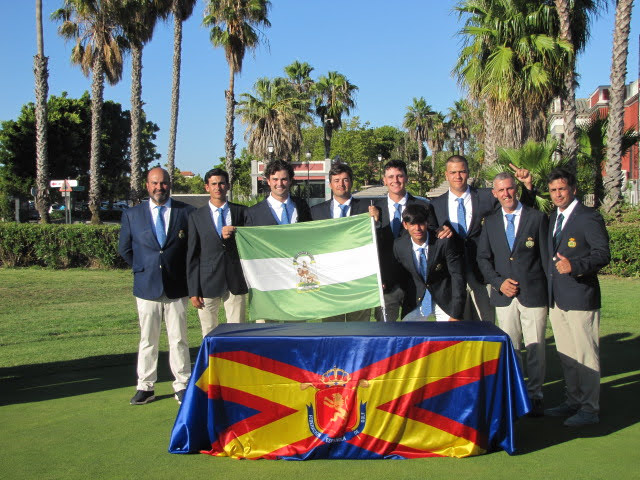 rfegolf's tweet image. Andalucía cierra la primera fase del Campeonato de España FFAA Absoluto Masculino en cabeza.
El equipo andaluz ha mantenido un gran mano a mano con el catalán, defensor del título, en Isla Canela Links.
Este jueves arrancan las eliminatorias.
rfegolf.es/CompetenciaPag…
📸Galería…