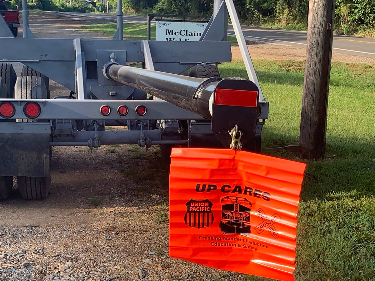 UnionPacific's tweet image. Members of our team, including Andrew Steinkamp and John Varnell, had a great time meeting with Arkansas loggers to share rail safety information and distribute bright orange UP CARES flags for the back of logging trucks. Learn more about UP CARES at up.com/communities/ra… .