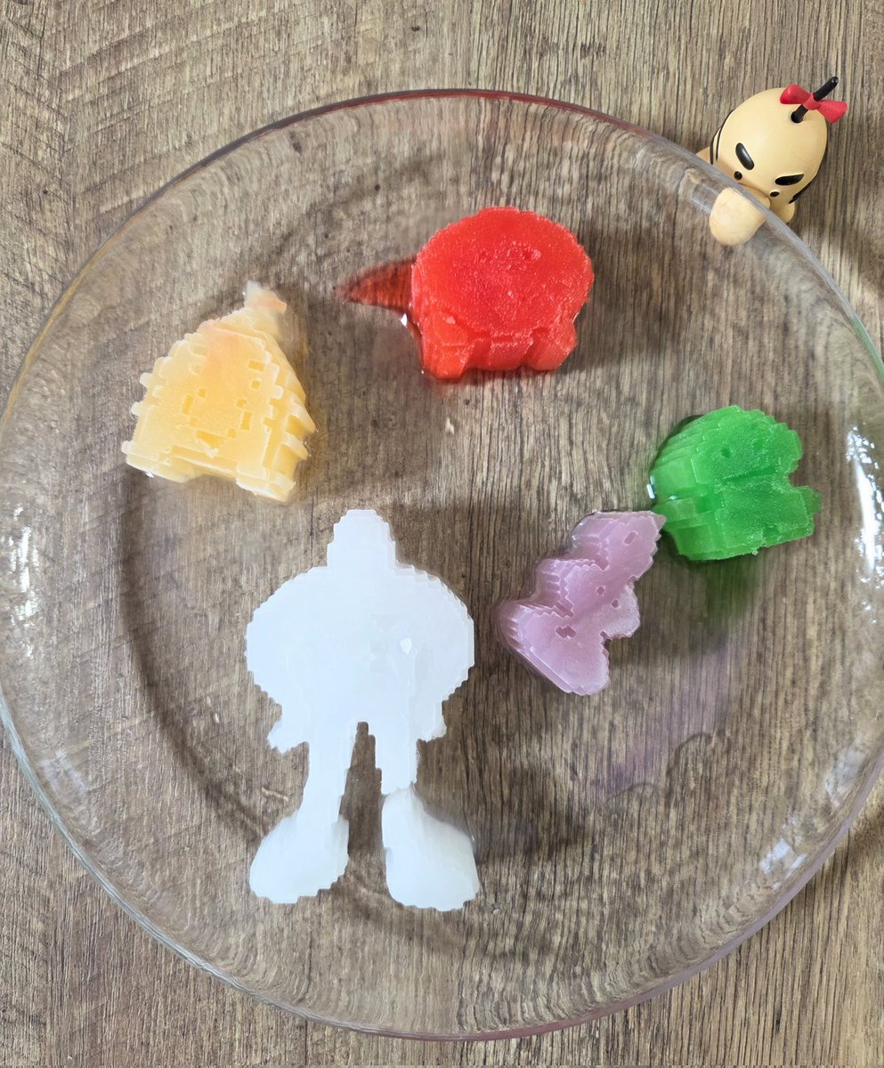 minaminononchi's tweet image. MOTHER2アイス完成！
取り出す際にどせいさんのリボンとスターマンの足と手が折れちゃいました🤣細い部分は注意を払って取り出しましょう✍️