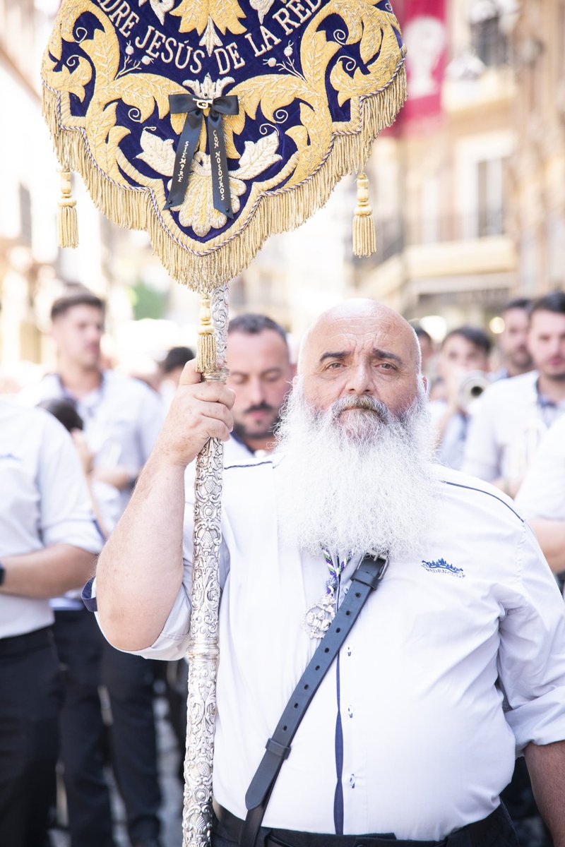 Tras tantos años en este mundillo, y habiéndole tocado a tantas hermandades en Sevilla.
Puedo decir.
Con el consabido RESPETO.
Meda igual don sea y tras de quien sea, yo soy de la REDENCION lo cual me llena de orgullo.
SOY DE LA REDENCION, mi banda, su música y su gente,
