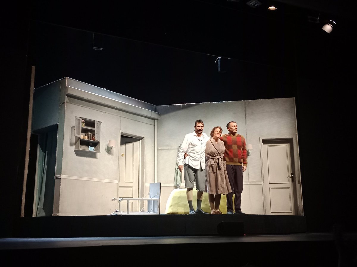 A veces no hace falta el rostro de nadie, basta con una(s) máscara(a), como las que se usaban en los inicios del #teatro. Máscaras y una gran preparación para transmitir emociones sólo a través del cuerpo. Sin palabras, sin baile, sin música. Grande la gente de Kulunka #cultura