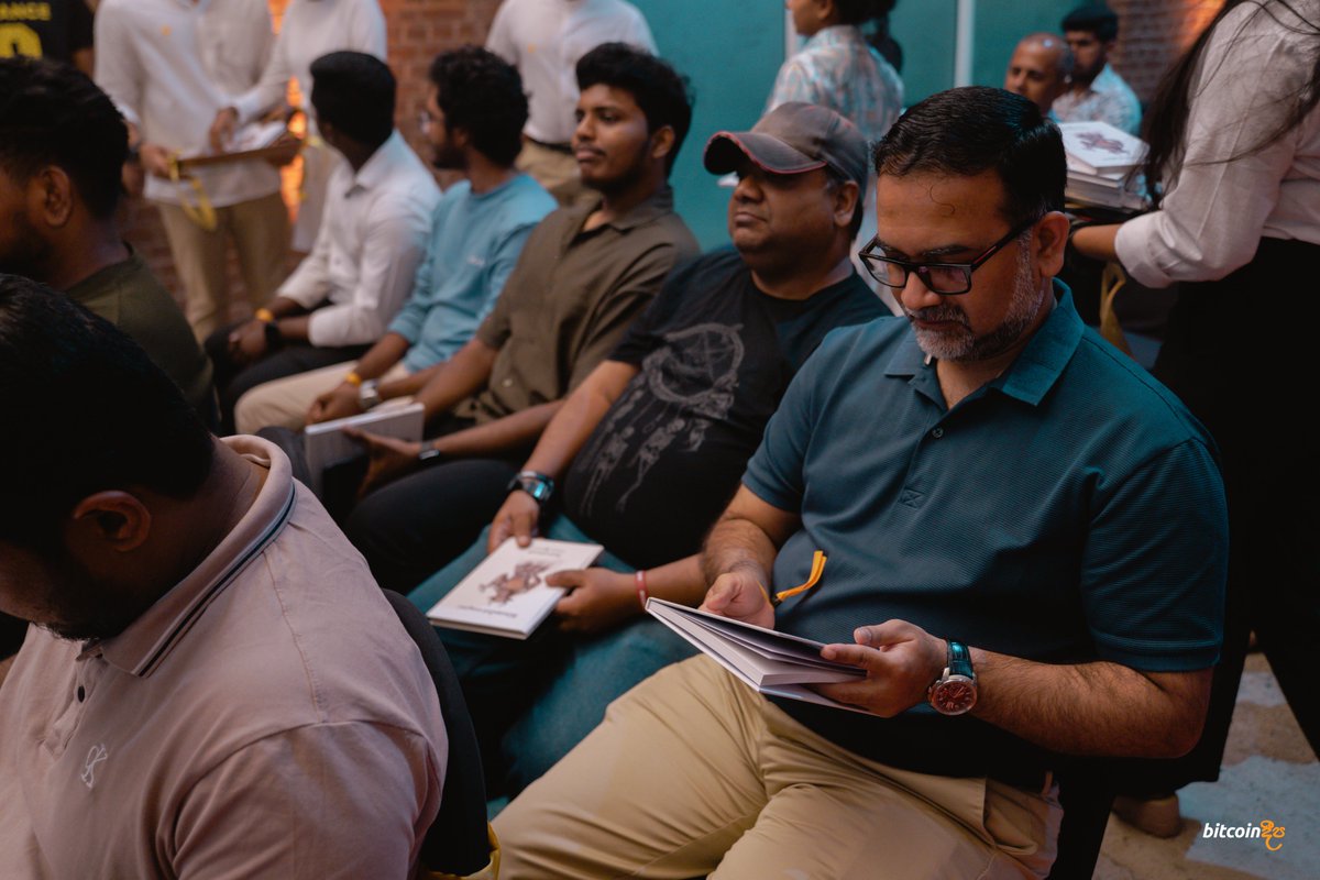 pearlofsatoshi's tweet photo. 🌟 Leaders Among Us — VIPs &amp; Bitcoin Advocates

The room was filled with leaders, thinkers, and passionate Bitcoiners.
From tech innovators to grassroots builders, 
This community is strong and growing.

#BitcoinDeepa #BitcoinLeaders #BitcoinSriLanka https://t.co/scGozRlANN