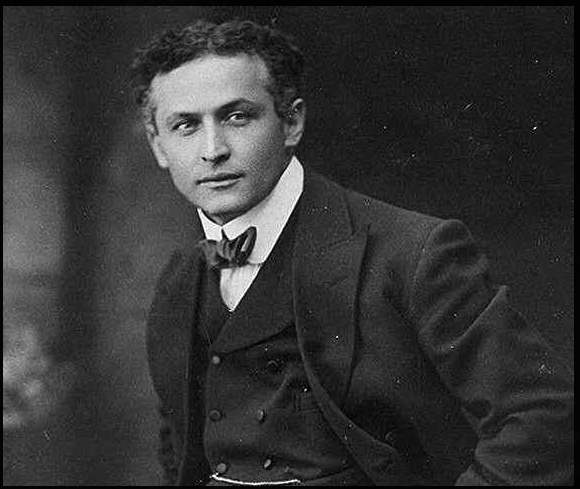 RobertlewisIR's tweet image. Harry Houdini was famously skeptical of Spiritualism, mediums, and contacting the dead. But he was hopeful about the prospects and didn't really go on his crusade against them until one of the mediums pretended to speak to his dead mother.
My own mother, who has some…