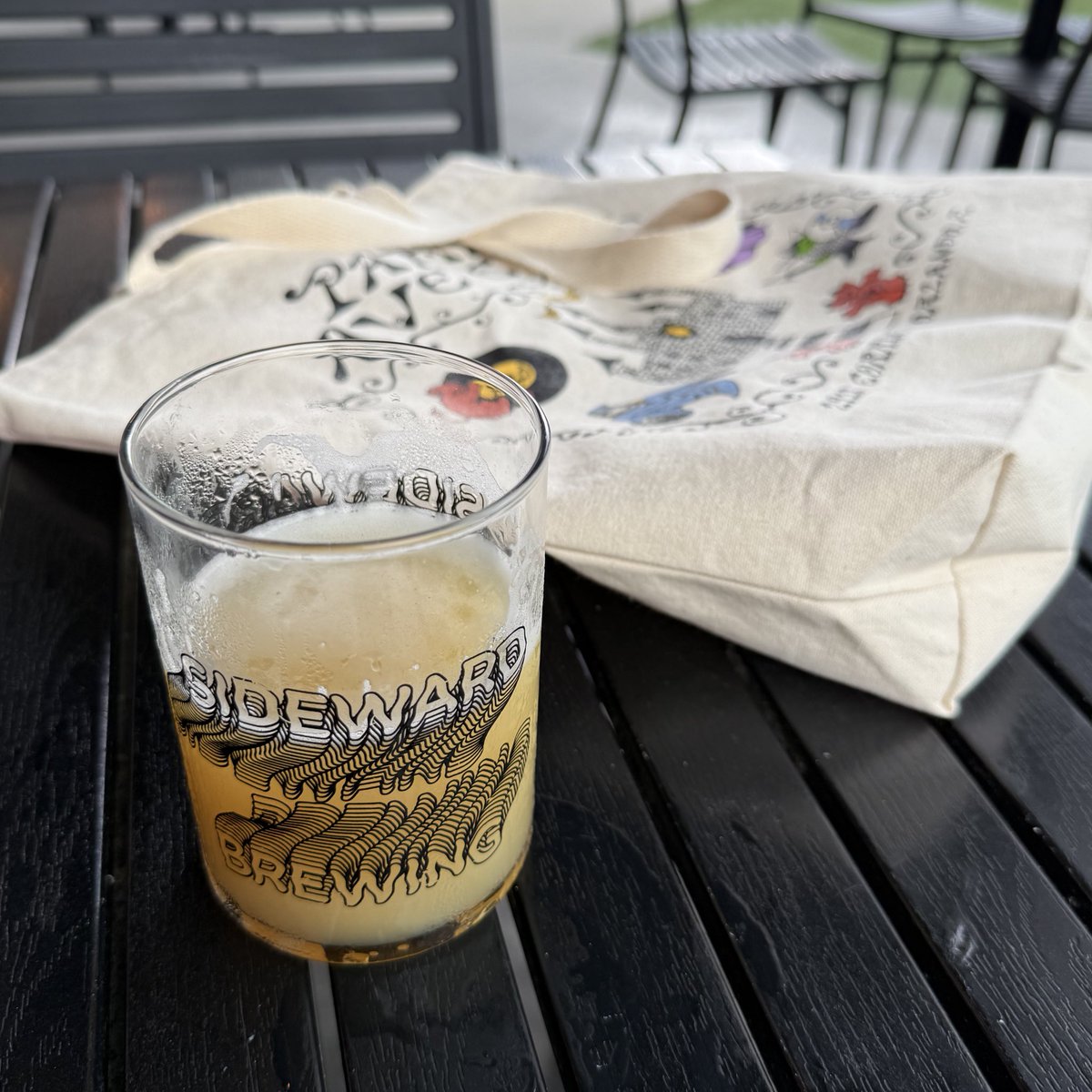 hueviews's tweet image. took my @ParkAveCDs bag out for the first time and it&apos;s been a day 

unfortunately I may have trauma dumped on the bartender at @SidewardBrewing 😬 I&apos;m sorry and thank you for the delicious IPA 🍻