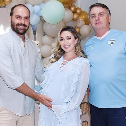choquei's tweet image. 🚨AGORA: Após bloquear as contas bancárias de Eduardo Bolsonaro, o ministro Alexandre de Moraes também determinou o bloqueio das contas bancárias e do PIX de Heloísa, esposa do deputado.