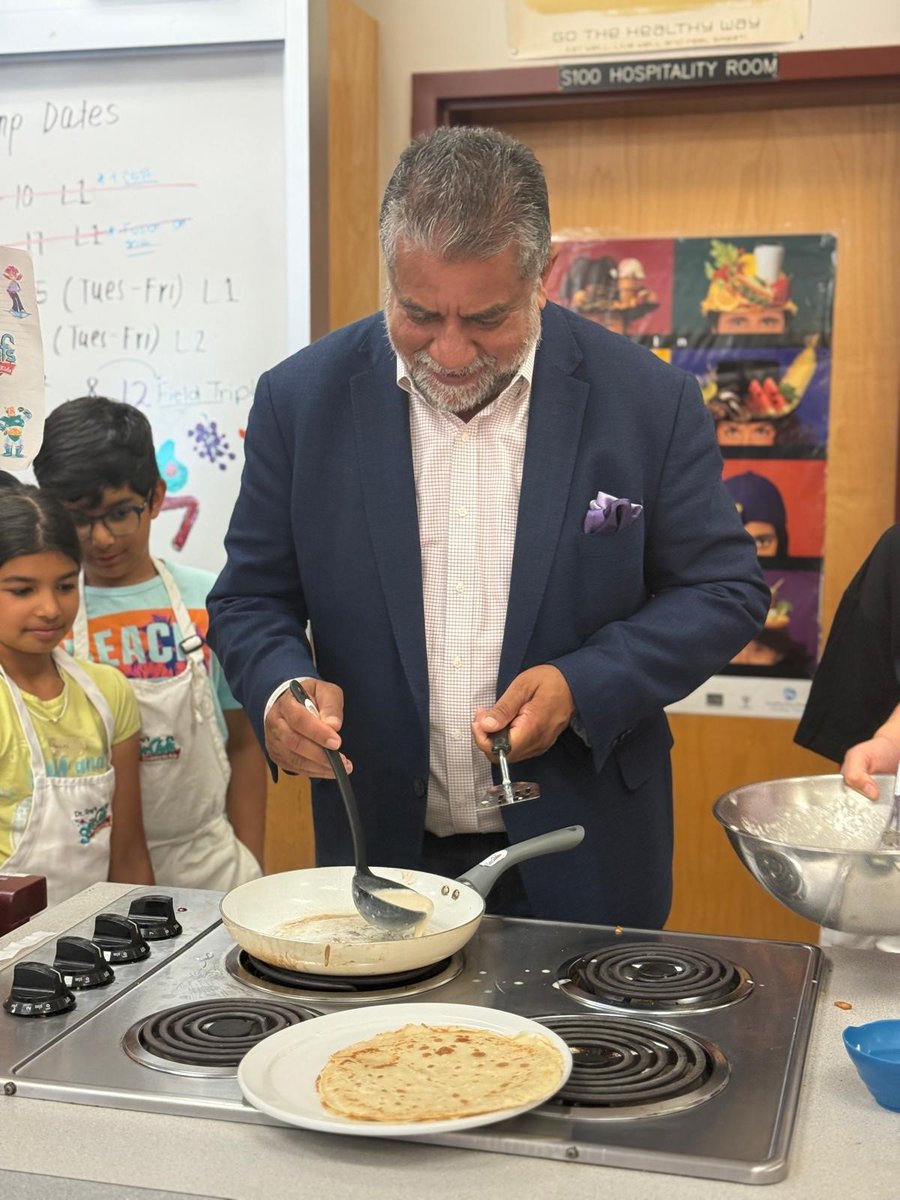 sukhdhaliwal's tweet image. Had a great time visiting @Super_chefs Cookery Camp at Tamanawis School!
Thanks to the Canada Summer Jobs program & leaders like Dr. Greg Chang, young chefs are building healthy relationships with food, learning lifelong cooking skills, and exploring nutrition with curiosity.👩🍳