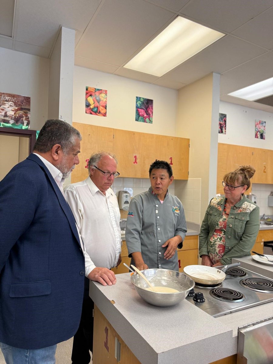 sukhdhaliwal's tweet image. Had a great time visiting @Super_chefs Cookery Camp at Tamanawis School!
Thanks to the Canada Summer Jobs program & leaders like Dr. Greg Chang, young chefs are building healthy relationships with food, learning lifelong cooking skills, and exploring nutrition with curiosity.👩🍳