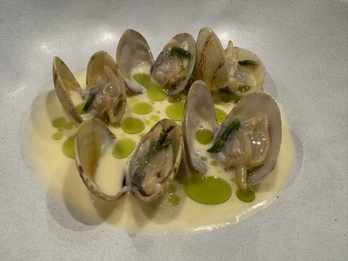 Tetsu: jovencísimos cocineros con barra para 16 personas detrás del Villamagna. Vienen del MOM culinary y tienen las ideas muy claras. La propuesta es menú de 10 pases o carta o un omakase a medida. Carta de vinos corta y divertida. Precios acorde a localización. Muy recomendable