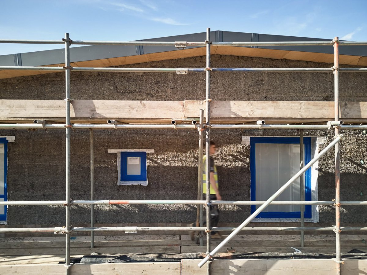 dezeen's tweet image. Hudson Architects brings cob construction into the 21st century with CobBauge House:
dezeen.com/2025/07/22/cob…