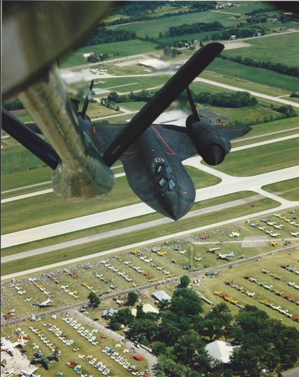 Habubrats71's tweet image. I saw that it was just Oshkosh Air show time again in  Wisconsin this article is about the last time and SR 71 there at Oshkosh air show SR-71 B trainer performing a low level flyby at EAA Oshkosh 1997 with the KC-135 tanker.
@Habubrats71 youtu.be/qDTECZShylA?si…
Story by…