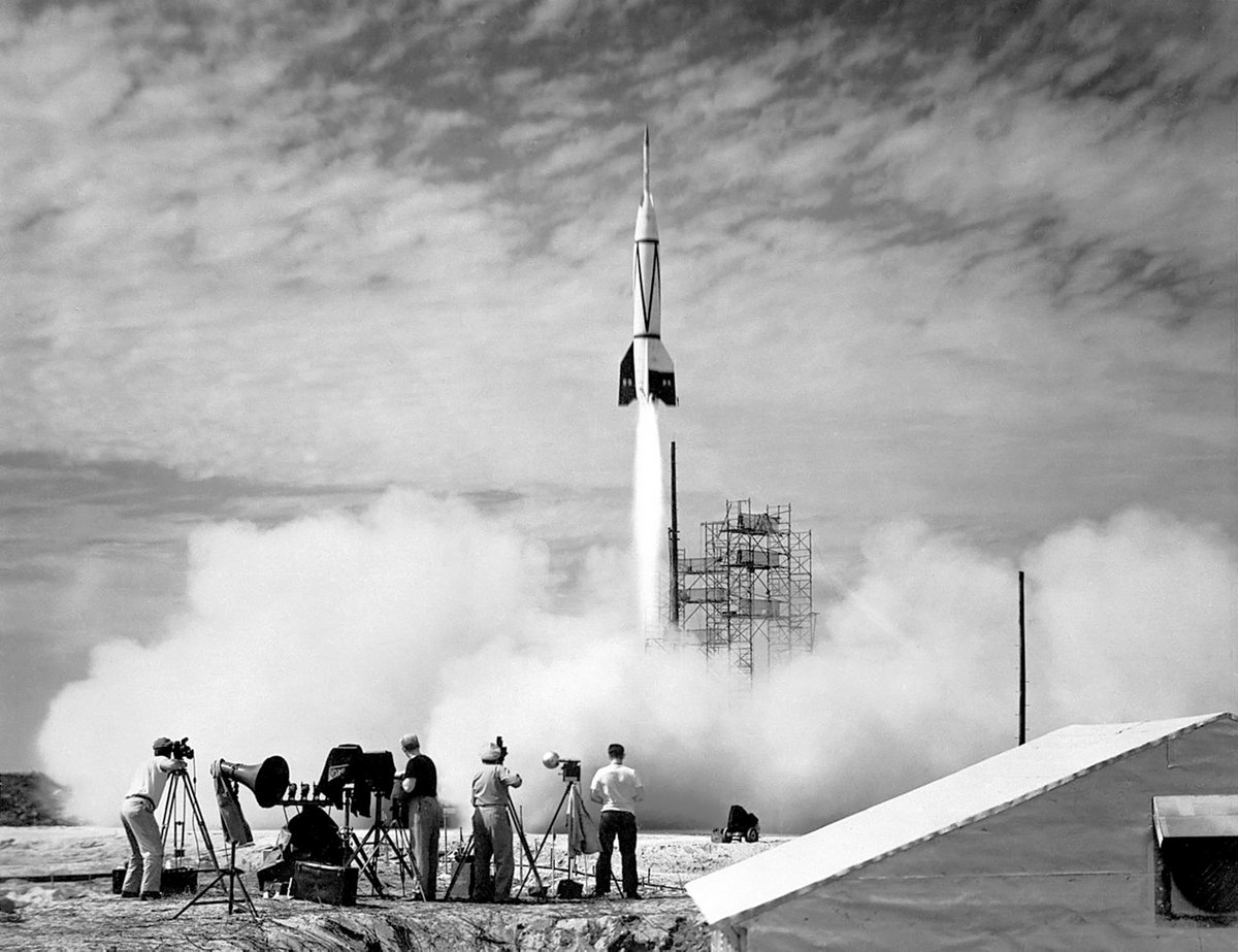 TODAY is the 75th anniversary of the first ever rocket launch from Cape Canaveral!🚀
Seen here on July 24, 1950, Bumper 8 was based on a German V-2 missile.
Less than 400ft away, the photographers were knocked to the ground - well they'd never witnessed a rocket launch before 1/2
