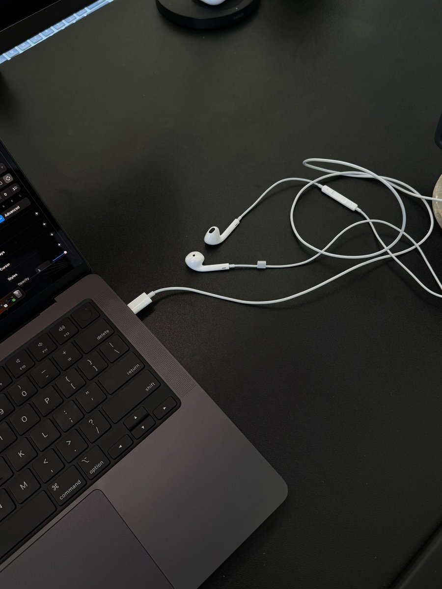 BasedSatori's tweet image. WIRED HEADPHONES IYKYK

GM