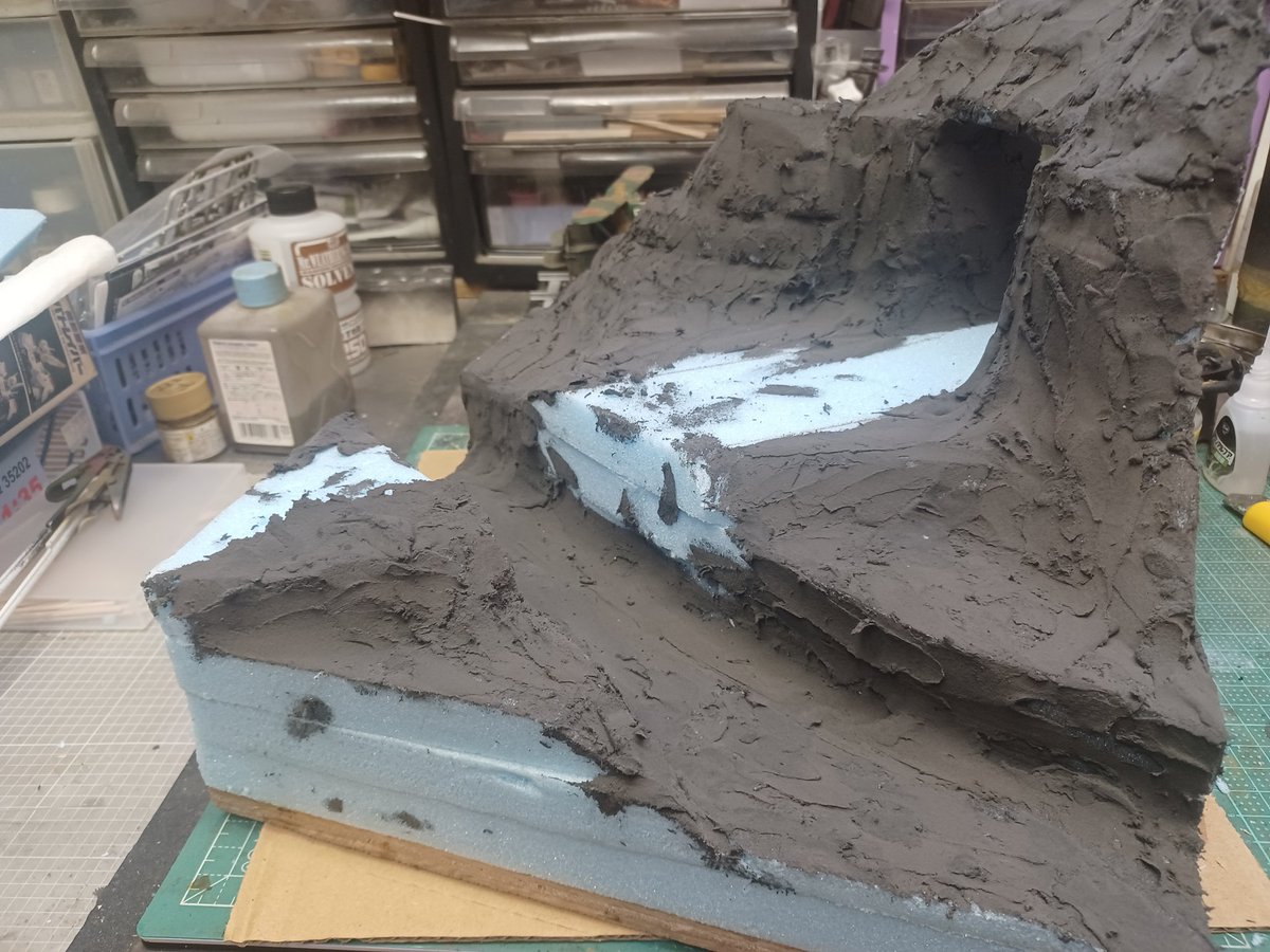 cO8FCBSUSTv1Z2's tweet image. 来月の展示会にむけて1/72でのジオラマ製作しております。なかなかイメージがわかなかった(サイズが決まっているので)ですがこんな感じで進めて行こうと思います。
いつもの様にスタイルフォームで土台を作りの軽い粘土で継ぎ目を消して起伏を付けて表情を付けていきます。