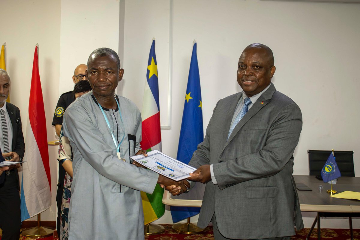 EUAM_RCA's tweet image. 🌳🇪🇺🇨🇫 Plus forts ensemble ! EUAM RCA & le Ministre des Eaux & Forêts renforcent l’action pour une meilleure traçabilité du bois & une protection durable des forêts — préserver les forêts de RCA, le Bassin du Congo et le poumon vert de la planète. 🌍✨#TeamEurope #FLEGT #EUAMRCA