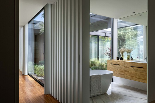 شاليه بتجربة مختلفة 

ارتباط الطبيعة مع الفراغات الداخلية بخصوصية كاملة جعلت الاحساس بالحيز المعماري متفردة

بل وإن بساطة التشطيب وانخفاض ارتفاع السقف جعلت المكان اكثر حميمة 

التصميم المعماري هو صناعة التجربة في الفراغ للمستخدم النهائي ،،،