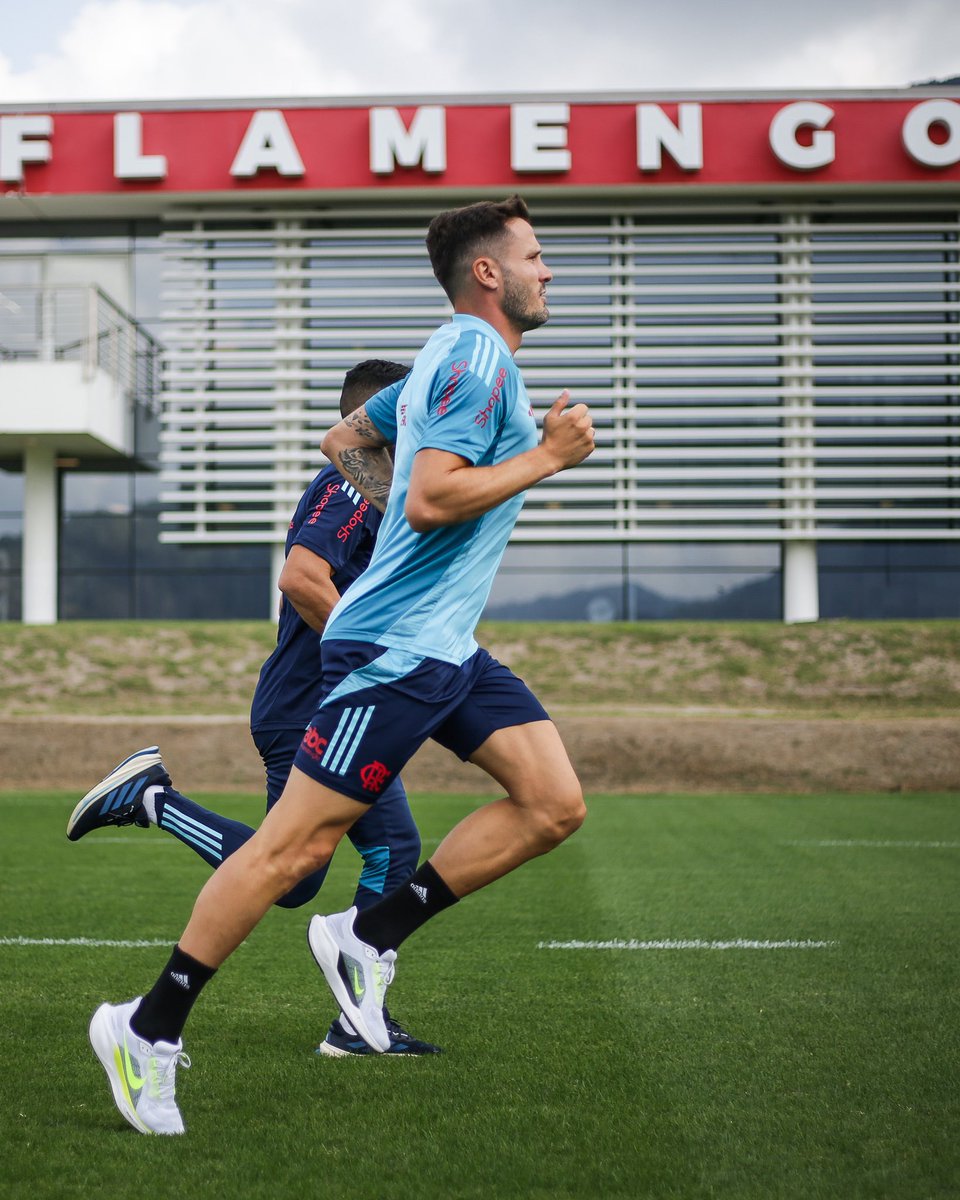 Flamengo's tweet image. Chegou, assinou e treinou. O primeiro dia de @saulniguez!
#bemvindo