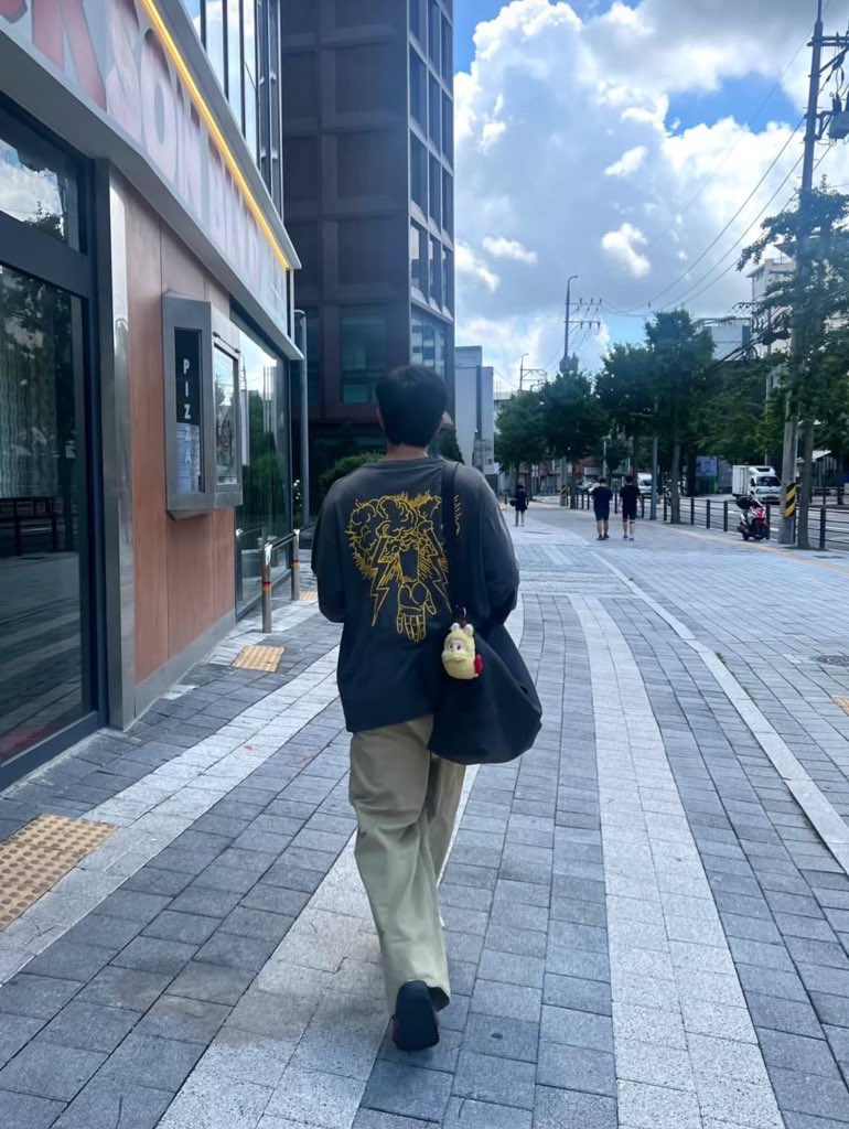 rainbowbts's tweet image. acho lindo como eles são milionários e amam dividir as peças de roupa ou comprar igual 🥹
