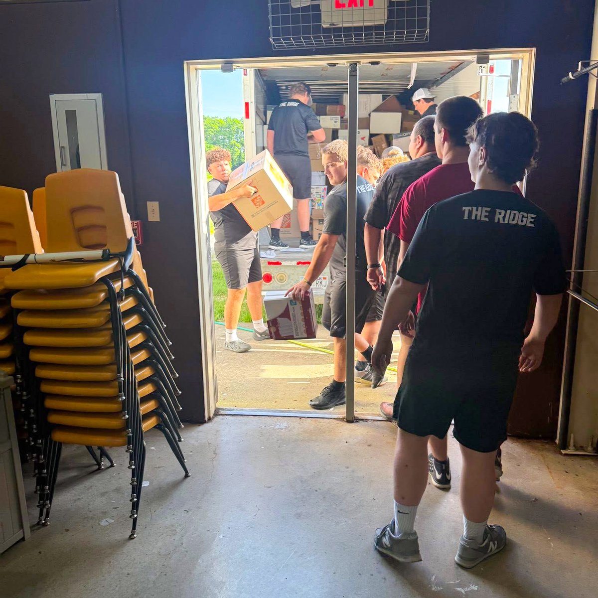 Bright Futures Pea Ridge wants to say a huge thank you to the Blackhawk Football team for moving clothes up to FBC Pea Ridge for the Back to School Bash!🏈👚👕👖🧥🧦🩳
. . .
#BrightFuturesPeaRidge #BrightFuturesArkansas #EveryChildNeedsAChampion #BrightFuturesUSA