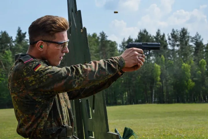 HecklerAndKoch's tweet image. German soldier assigned to the 3rd Panzer Battalion hits the range with his HK P8A1 during the Strong Europe Tank Challenge.
