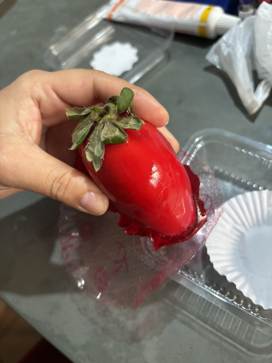choquei's tweet image. 🚨BRASIL: Uma mulher precisou ser levada ao hospital após passar mal de ansiedade enquanto aguardava para comer o “Morango do Amor”.
Segundo a família, ela começou a tremer, chorar e apresentar sinais de falta de ar momentos antes de receber o produto.