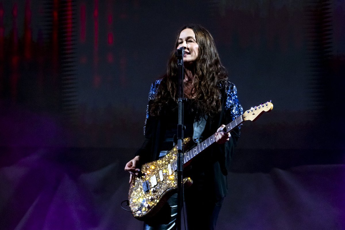 LuccaSummerFest's tweet image. Alanis Morissette, il suono di una generazione sul palco di piazza Napoleone. Thank you Alanis!  

#LSF25 

Foto di Francesco Prandoni