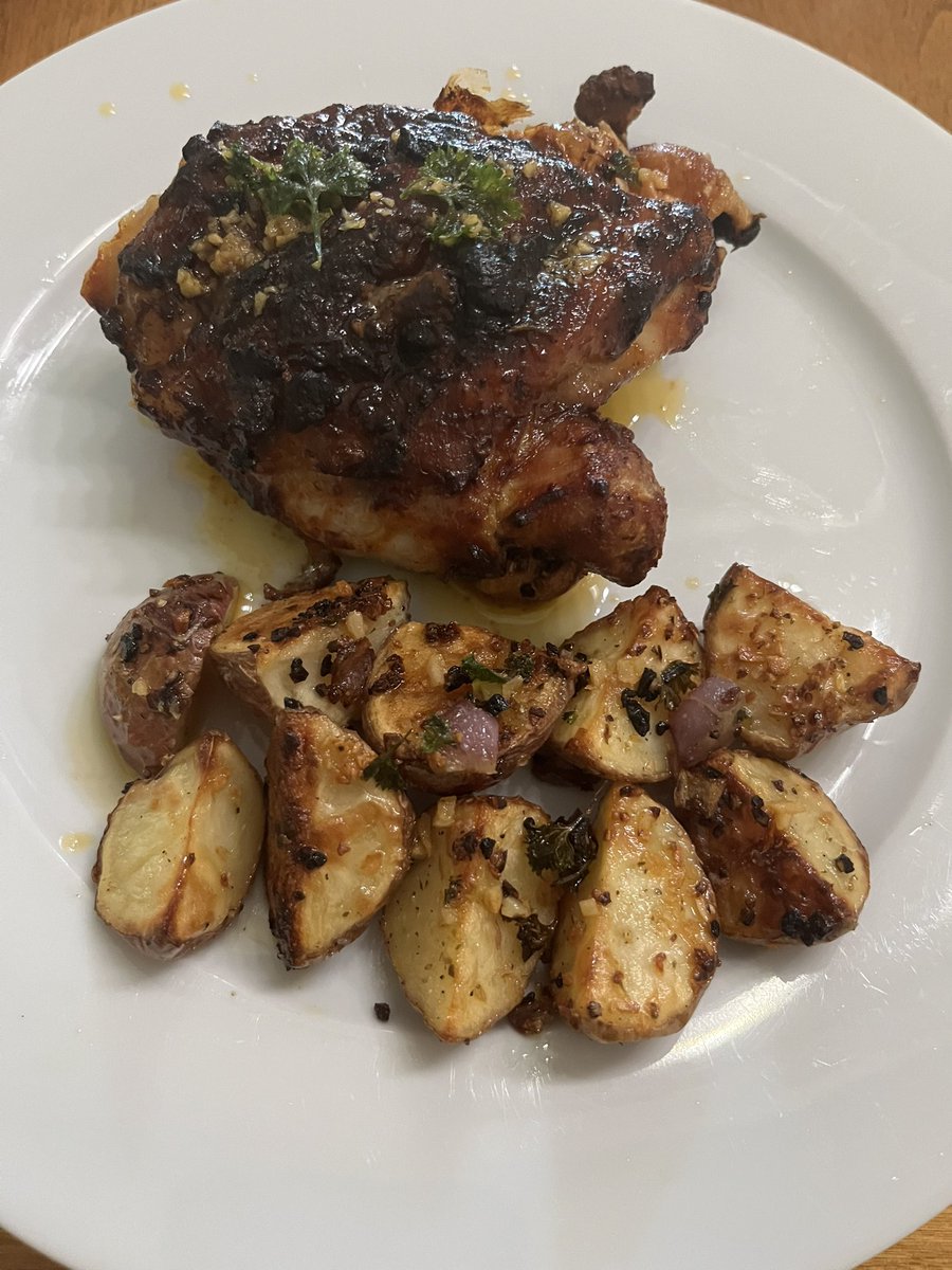 TooHot2Handle26's tweet image. Dinner is served
Air fryer chicken topped with garlic butter, roasted potatoes and a tomato salad