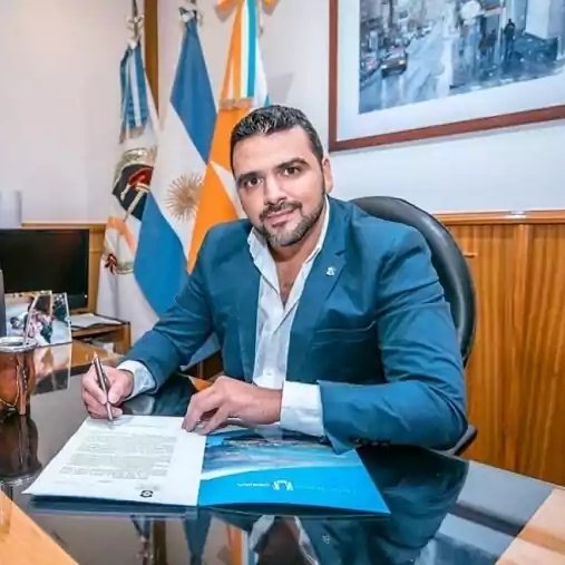 FeinmannFan's tweet image. 💰 NADIE ES KIRCHNERISTA GRATIS 💸
Mientras critica a Milei por la ""FALTA DE FONDOS"" el intendente K de Ushuaia, Walter Vuoto, DESPILFARRÓ $85 millones en un show de Dillom, financiado con FONDOS PÚBLICOS‼️
¿TE SORPRENDE?
1- NO ❌
2- SI ✔️